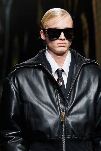 Look 10